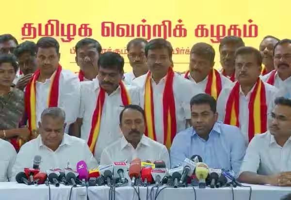 தி.மு.க, அ.தி.மு.க.  இரண்டும் ஒன்றுதான் செங்கோட்டையன் சொல்கிறார்